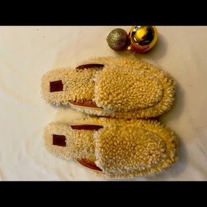 UGG womens size 8 slide on slippers, worn twice